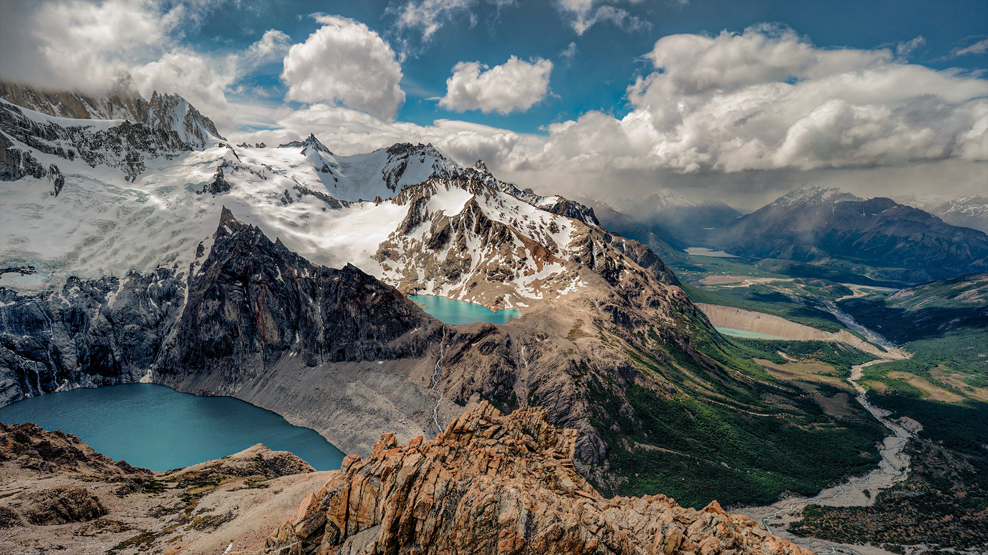 Panorámica de la Cordillera de los Andes en Mendoza, destacando su belleza natural y los paisajes del Tour Alta Montaña