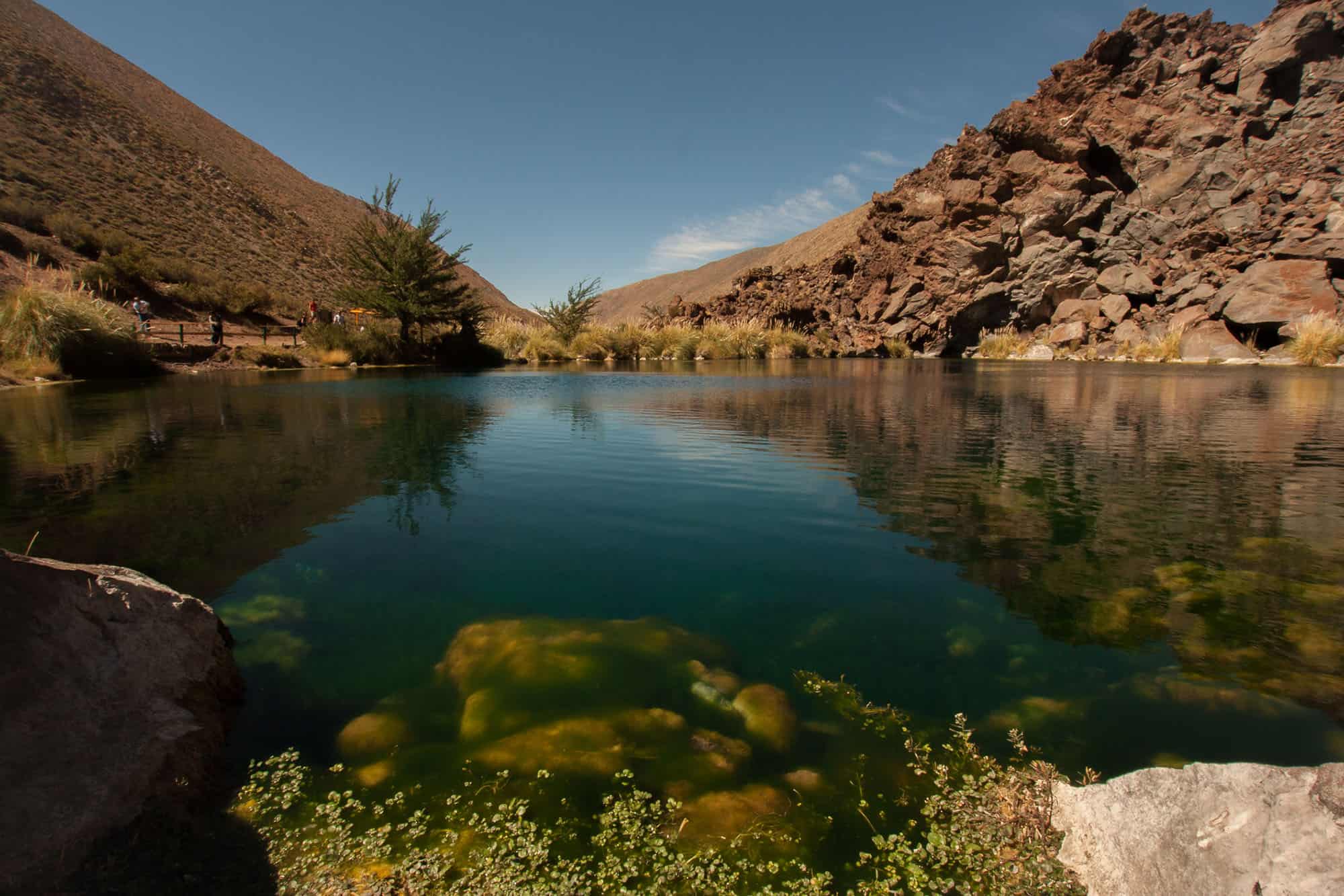 Laguna en Mendoza, destino del tour 4x4 entre montañas y rutas off-road